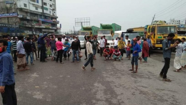 ত্রাণের দাবিতে ঢাকা-চট্টগ্রাম মহাসড়ক অবরোধ 