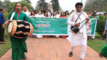 শিল্পকলা`র আয়োজনে সাভার জাতীয় স্মৃতিসৌধে শিল্পীদের পরিবেশনা