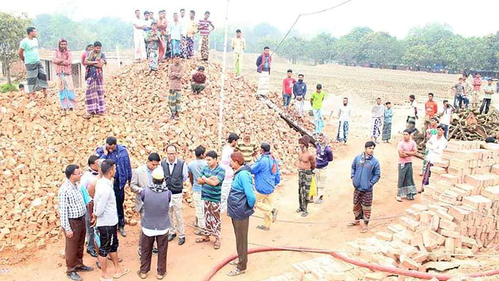 চাঁপাইনবাবগঞ্জে ৪ ইটভাটা মালিককে ৩ লাখ টাকা জরিমানা