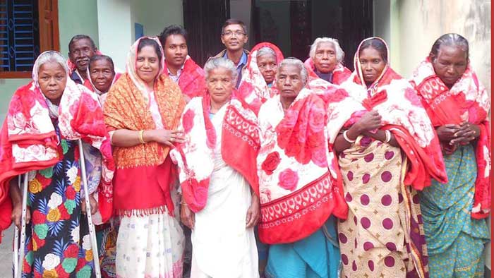 নবাবগঞ্জে আদিবাসীদের মধ্যে কম্বল বিতরণ