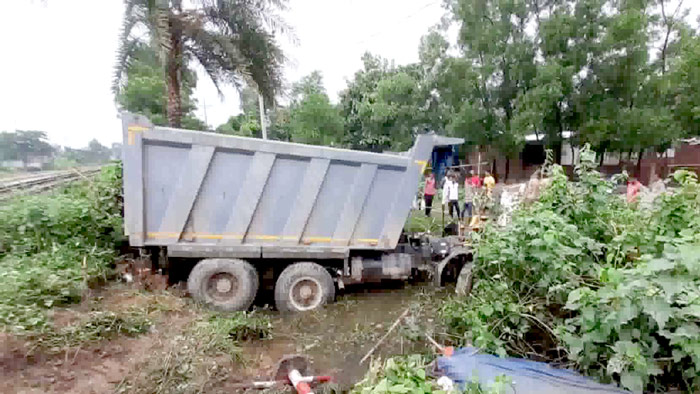 গাজীপুরে ট্রেনের সঙ্গে ট্রাকের সংঘর্ষে নিহত ২