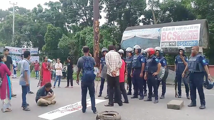 হরতালের সমর্থনে ঢাকা-আরিচা মহাসড়ক অবরোধ