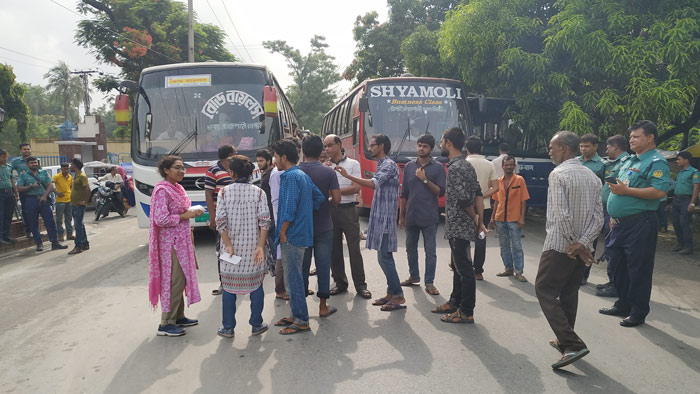 গ্যাসের দাম বৃদ্ধির প্রতিবাদে ঢাকা-রাজশাহী মহাসড়ক অবরোধ