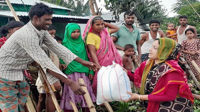 সুনামগঞ্জে বন্যার্তদের মধ্যে ত্রাণ সামগ্রী বিতরণ