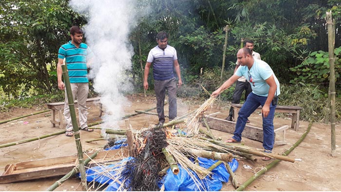 জুয়ার আসরে আগুন দিলেন ওসি