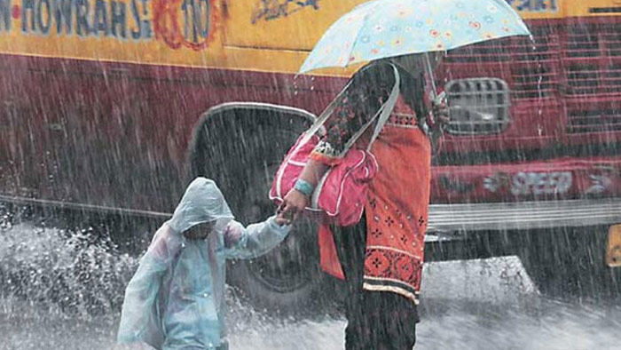 টানা বৃষ্টিপাতে পশ্চিমবঙ্গের জনজীবন থমকে গেছে