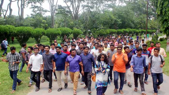 নিয়োগ বাণিজ্যে জরিতদের শাস্তির দাবিতে ইবি ছাত্রলীগের বিক্ষোভ