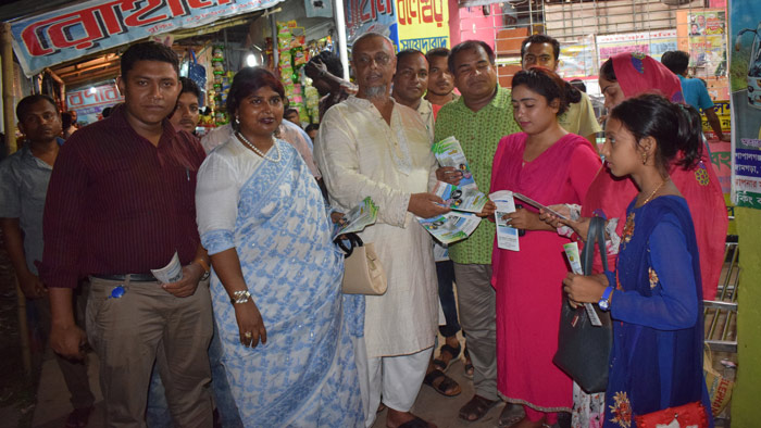 বাগেরহাটে সড়ক দুর্ঘটনা রোধে করণীয় শীর্ষক প্রচারপত্র বিতরণ