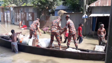 সিরাজগঞ্জে বাঁধ ভেঙ্গে পানিবন্দি তিন শত পরিবার