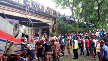 ব্রিজের রেলিং ভেঙে বাস খাদে, নিহত ৬