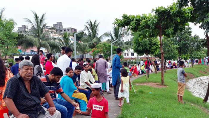 দর্শনার্থীর পদচারণায় মুখরিত হাতিরঝিল