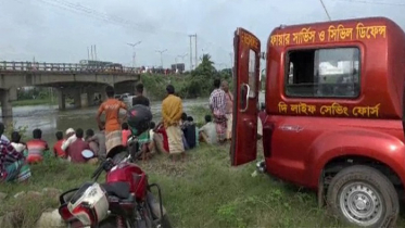 তুরাগে ডুবে যাওয়া ট্যাক্সিক্যাব উদ্ধারে কাজ করছে ডুবুরিরা