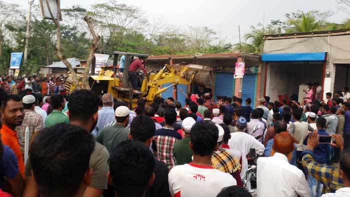 বাগেরহাটে সড়কের পাশে শতাধিক অবৈধ স্থাপনা উচ্ছেদ