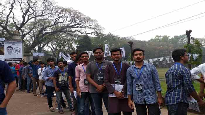 উৎসবমুখর পরিবেশে ডাকসু নির্বাচনের ভোট গ্রহণ চলছে