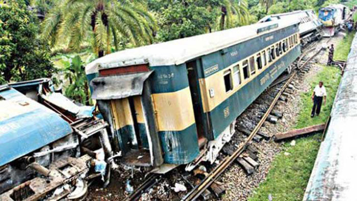 ট্রেন লাইনচ্যুত হয়ে রাজশাহীর সঙ্গে সারা দেশের যোগাযোগ বন্ধ