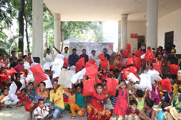 পথশিশুদের মাঝে ডুয়েট শিক্ষার্থীদের ঈদ বস্ত্র বিতরণ