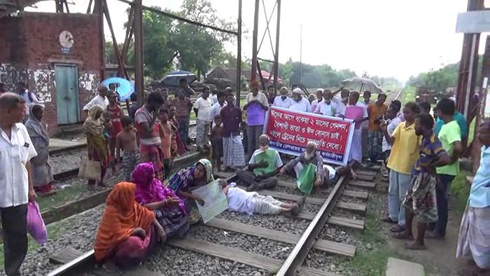 ঈদ বোনাসের দাবীতে ট্রেন থামিয়ে বিক্ষোভ