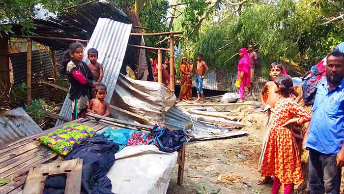 সিরাজগঞ্জে ঘূর্ণিঝড়ে শতাধিক কাঁচা ঘরবাড়ি বিধ্বস্ত