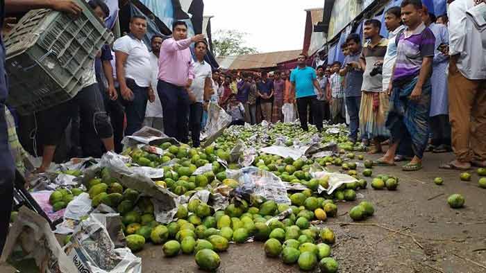 আশুলিয়ায় ভ্রাম্যমান আদালতের অভিযানে ৪০ মণ আম ধ্বংস