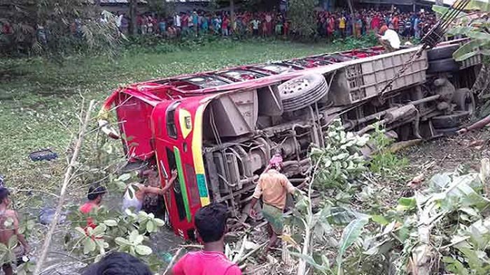 নোয়াখালীতে বাস খাদে পড়ে নিহত ৩