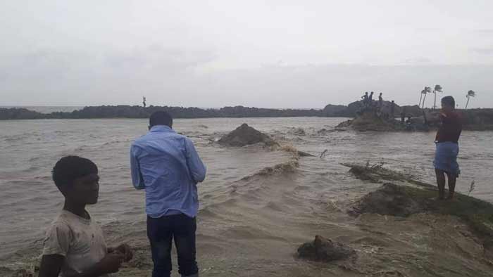 সন্দ্বীপে বেড়িবাঁধ ভেঙ্গে সারিকাইত প্লাবিত