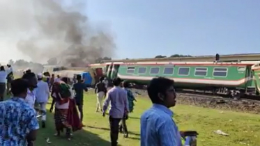 উল্লাপাড়ায় রংপুর এক্সপ্রেসের বগি লাইনচ্যুত, ট্রেনে আগুন (ভিডিও)