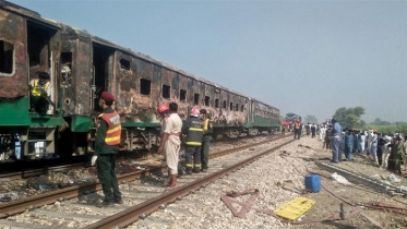 পাকিস্তানে ট্রেনে সিলিন্ডার বিস্ফোরণে নিহত বেড়ে ৬৫