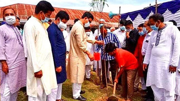 কলেজের একাডেমিক ভবনের উদ্বোধন শেষে কলেজ প্রাঙ্গণে গাছের চারা রোপন করছেন নৌ প্রতিমন্ত্রী- পিআইডি