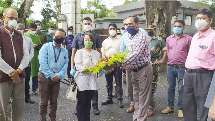 রিভা দাশকে শুভেচ্ছা জানাচ্ছেন বেনাপোল কাস্টমস’র উপ-কমিশানার শামিমুর রহমান- একুশে টেলিভিশন