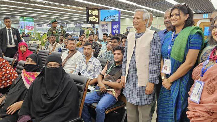 বিমানবন্দরে প্রধান উপদেষ্টা ড. ইউনূস