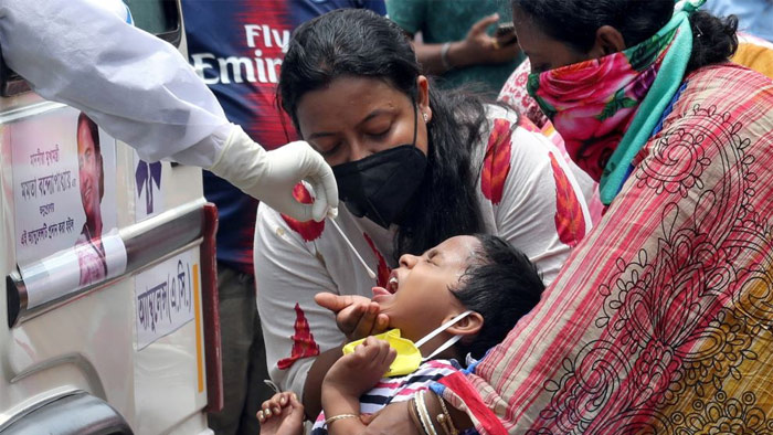 পশ্চিমবঙ্গের কলাকাতা থেকে কোভিড-১৯ পরীক্ষার জন্য এক শিশুর নমুনা সংগ্রহ করা হচ্ছে- রয়টার্স