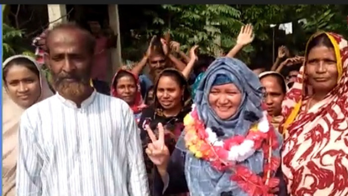 ফল ঘোষণার পর পেট্রিয়াকা (জেসমিন)কে মালা পড়িয়ে শুভেচ্ছা জানান গ্রামবাসী