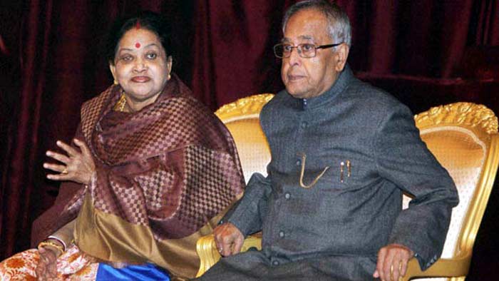 ভারতের সাবেক রাষ্ট্রপতি প্রণব মুখার্জির সঙ্গে স্ত্রী শুভ্রা মুখার্জি