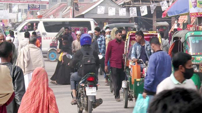 অবাধ চলাচল, স্বাস্থ্যবিধি মানছেন না কেউ