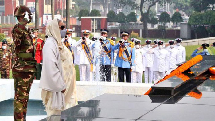 ঢাকা সেনানিবাসে শিখা অনির্বাণে পুষ্পস্তবক অর্পণ করছেন প্রধানমন্ত্রী