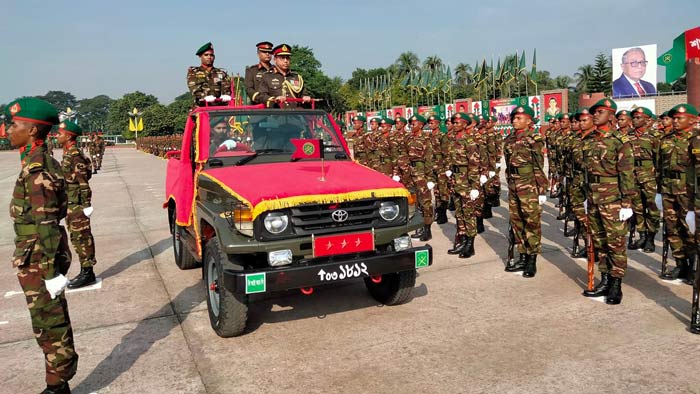 লে. জেনারেল এসএম মতিউর রহমান নবীন সেনাসদস্যদের সালাম ও অভিবাদন গ্রহণ করছেন 