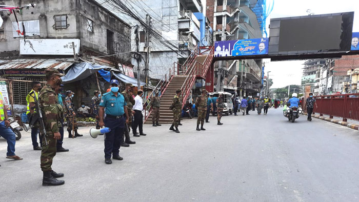 রাজশাহীতে লকডাউন বাস্তবায়নে পুলিশের পাশাপাশি রয়েছে ১১ প্লাটুন সেনা, বিজিবি ও আনসার সদস্য