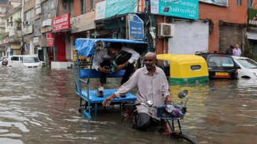 বন্যায় দিল্লির সরকারি অফিস-আদালত ও স্কুল-কলেজ বন্ধ ঘোষণা 