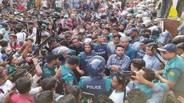 শিক্ষার্থীদের সঙ্গে কথা বলতে সচিবালয়ের সামনে উপদেষ্টা নাহিদ