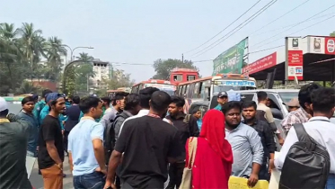 ধর্ষকের শাস্তির দাবিতে আসাদগেট অবরোধ শিক্ষার্থীদের, যান চলাচল বন্ধ