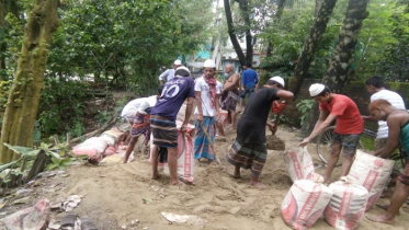 রাস্তার বেহাল দশায় এগিয়ে এলো মাদ্রাসা শিক্ষার্থীরা