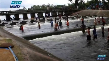 বর্ষায় ঠাকুরগাঁওয়ের ভুল্লী নদীর বাঁধে দর্শনার্থীর ভীড়