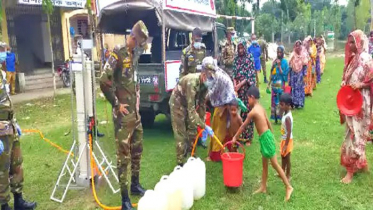 সিংড়ায় বন্যার্তদের বিশুদ্ধ পানি দিল সেনাবাহিনী