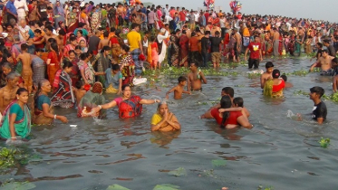 অষ্টমীস্নানে হিন্দু সম্প্রদায়ের পূণ্যার্থীদের ঢল