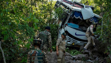 জম্মু ও কাশ্মীরে সন্ত্রাসী হামলায় চিকিৎসকসহ নিহত ৭