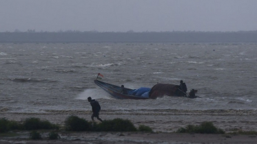 ঘূর্ণিঝড় ‘দানা’ আরো তীব্র হওয়ার আভাস