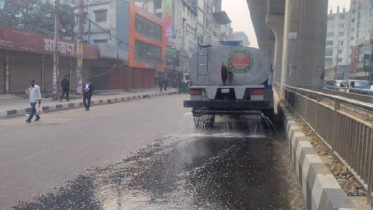 বায়ুদূষণ কমাতে সড়কে পানি ছিটাচ্ছে ডিএনসিসি