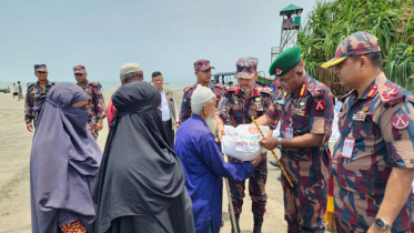 সেন্টমার্টিন পরিদর্শনে বিজিবি মহাপরিচালক, ত্রাণ বিতরণ