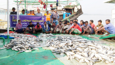 বাগেরহাটে সাড়ে ৪ কোটি টাকা মূল্যের জাটকা-জালসহ ১০ জেলে আটক