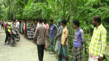 বাগেরহাটে ইউপি সদস্যকে গ্রেফতারের দাবিতে মানববন্ধন